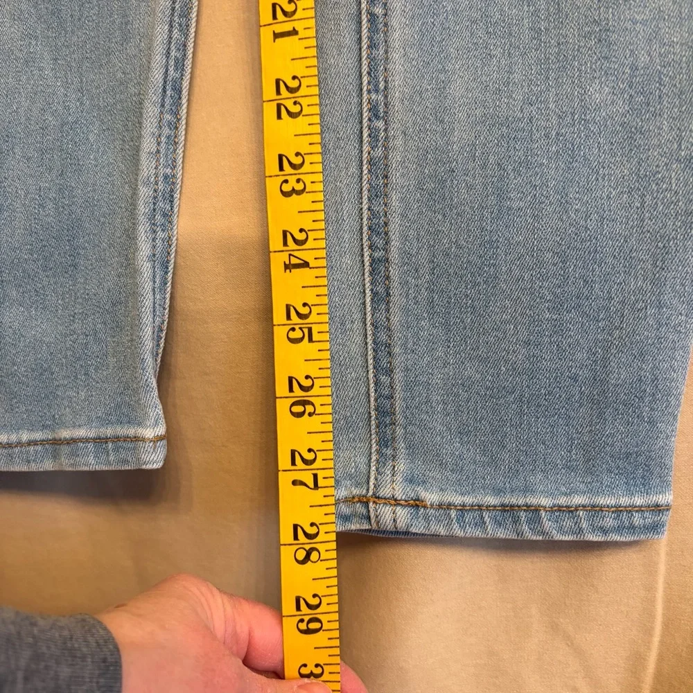 Old Navy Women’s 8 Rockstar Super Skinny Light Wash Women's Jeggings - Picture 5 of 7